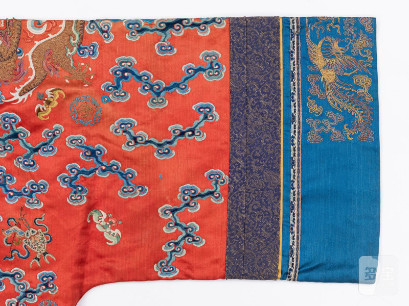 A Chinese embroidered silk robe, - 图3